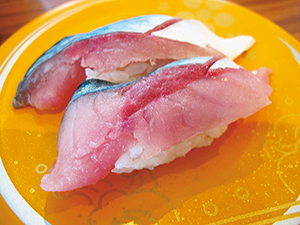 人気の生サバの寿司。一個税込み１１０円と安価