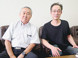 横浜魚卸の荒井副理事長（左）と片山理事