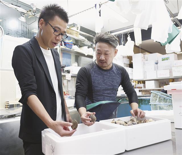 「鈴千代」店頭で貝について会話を交わす長野社長（右）と倉富氏