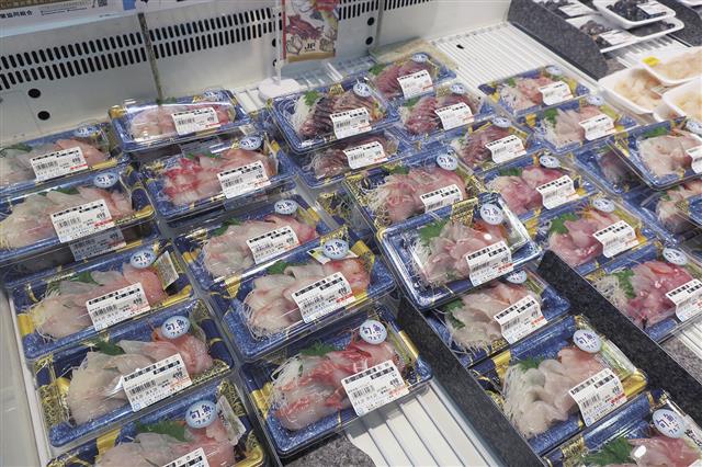 いつもの売場では見ない目新しい魚の刺身パックがずらり