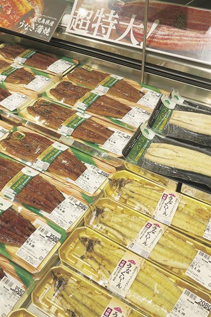 超特大蒲焼(左)と「うなくい~ん」の白焼き(右)は今年の商戦からの初登場