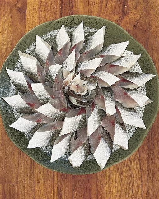 刺身の盛り合わせやにぎり寿司など実においしそうに造り、魅せる