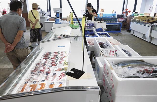 食べた帰りに買い物をする。魚を見て湧いた食欲のまま食堂にも行ける