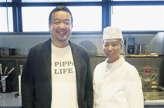 内藤社長（左）と妻で元料理人の加恵さん