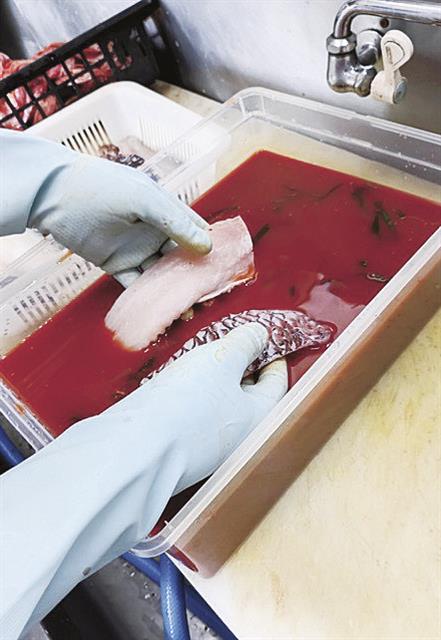 キムチ醤ベースのタレに漬け込む