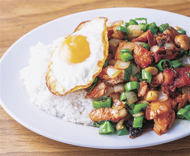 ボリューム感を出した「夏越え秋鮭ガパオ」（料理写真はいずれも書籍「何もしたくない日のまだなつレシピ」から）