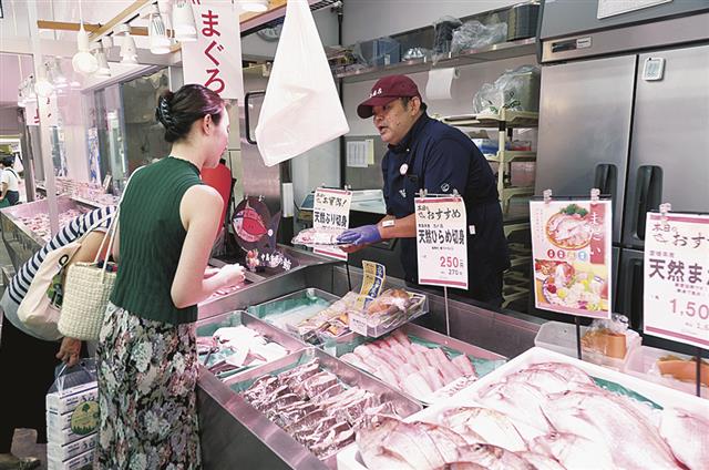 対面売場では販売員とお客さんが頻繁に会話し、メニュー提案する