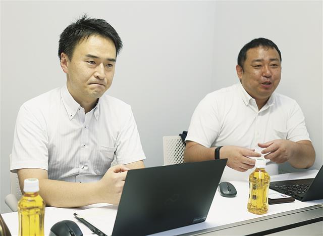 牧野課長役（右）と國永課長代理