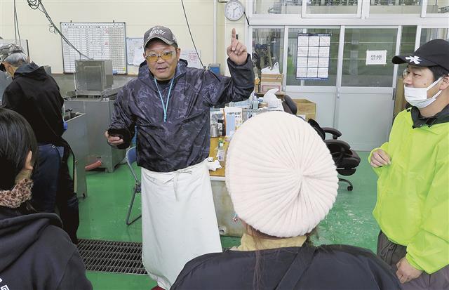 金田地区のノリの特徴を説明する谷萩施設長
