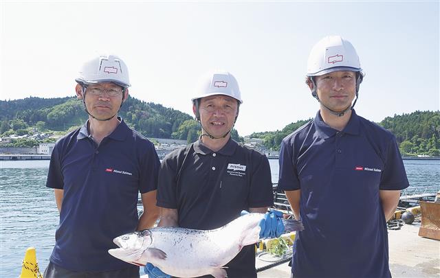 鶴岡ニッスイサーモン社長（中央）と前田充穂取締役養殖部部長（左）、御供俊介養殖部海洋課課長