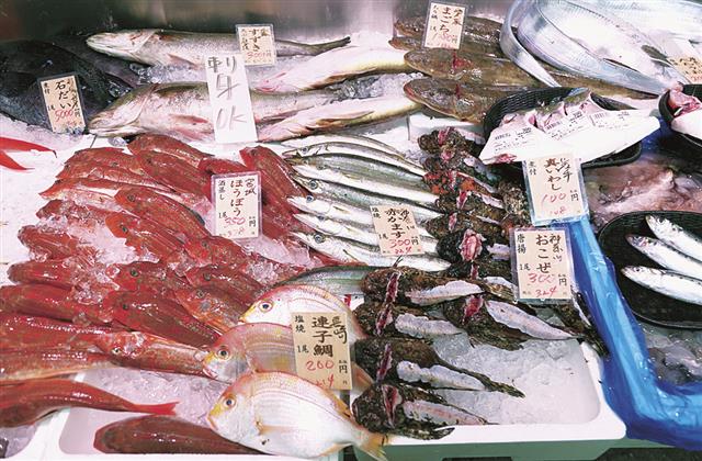 連日、多種多様な丸魚が並ぶ対面販売コーナー