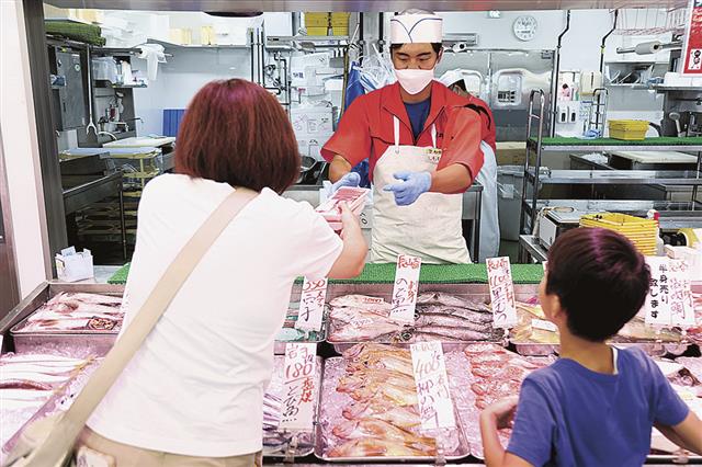 対面販売で魚を丸ごと食べるハードルを下げる