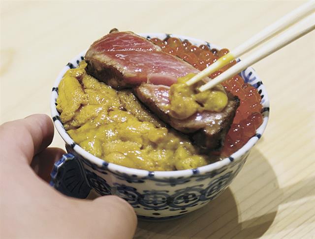 「特上カルビ」とウニやイクラとの色の対比が鮮やかな「ふわとろ3色丼」