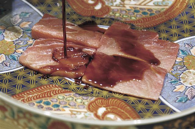 「すき焼き」調に仕上げるために最適な煮切りタレで下味を付ける