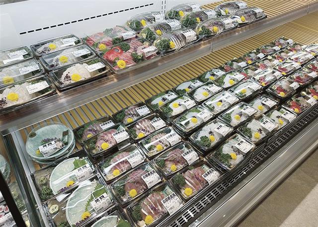地魚から珍しい魚までさまざまなラインアップが並ぶ