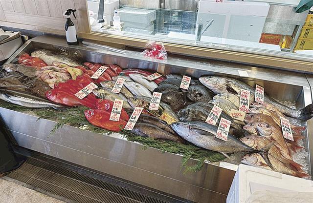珍しい魚も並ぶ対面販売コーナー
